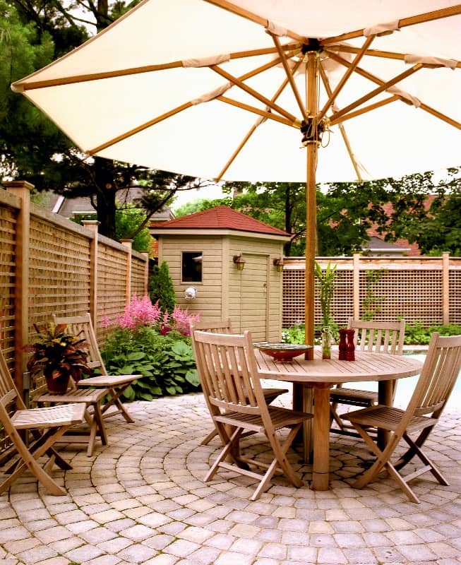 Cours rénovée suite à l'agrandissement, coin dîner avec table et chaise de patio donnant sur l'aménagement paysager, piscine creusé et pare-terre en pavé uni