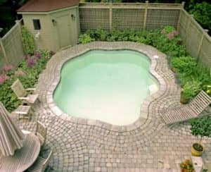 Nouvelle cour avec aménagement paysager, piscine creusé et pare-terre pavé uni