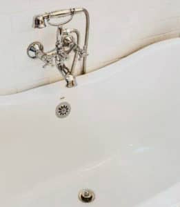 Salle de bain rénovée, bain sur pattes en acrylique blanc