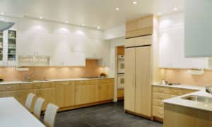 Nouvelle cuisine dans l'agrandissement, armoires deux tons érable naturel et laquer blanc lustre et dosseret de marbre