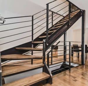 Escalier moderne avec marche en merisier garde corps en acier
