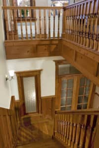 Conversion d'un duplex en cottage, escalier de bois teint
