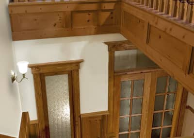 Conversion d'un duplex en cottage, escalier de bois teint