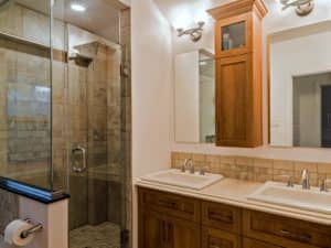 Salle de bain rénovée, douche en verre et lavabo double