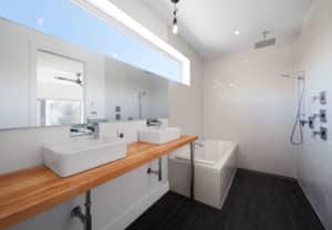 Salle de bain rénovée, design moderne avec douche à l'italienne et lavabo vasque carrée