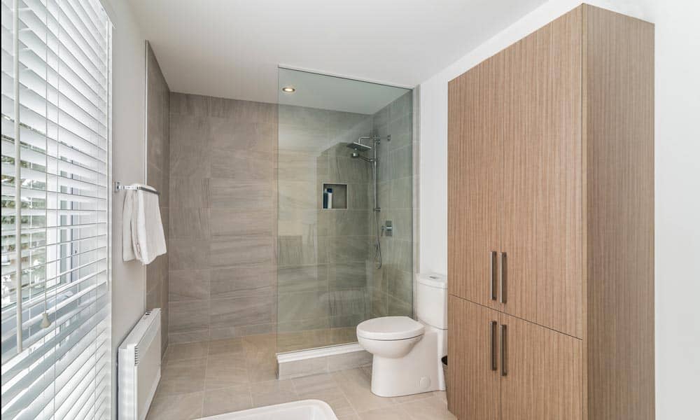 Salle de bain rénovée, douche à l'italienne ouverte avec demi panneau de verre