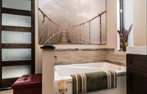 Salle de bain rénovée, bain encastré avec bandeau de céramique