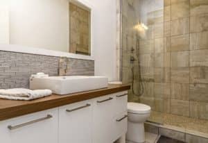 Salle de bain rénovée, douche à l'italienne avec seuil en céramique
