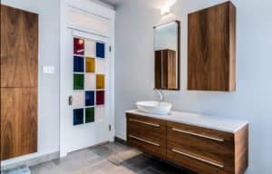 Nouvelle salle de bain, vanité suspendue en bois et porte française aux carreaux colorés