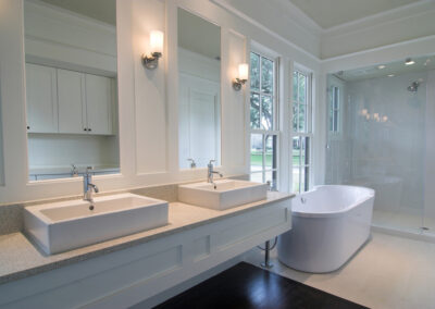 Salle de bain moderne avec une touche classique. Bain autoportant et douche à l'italienne