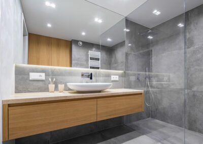 Salle de bain moderne avec douche à l'italienne et mur effet béton