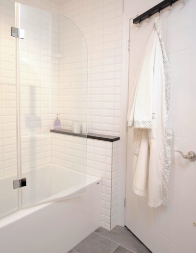 Nouvelle salle de bain, bain-douche avec écran en verre et petit muret avec tablette en granite