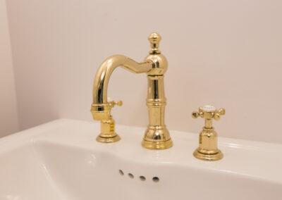 Nouvelle salle de bain, zoom sur le robinet en or du lavabo