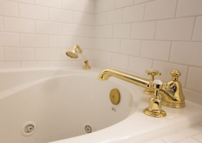 Salle de bain rénovée, robinet de bain et douche téléphone en or