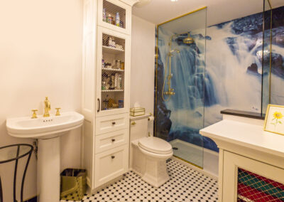 Nouvelle salle de bain avec robinetterie et accessoires en or, douche avec panneau de verre et panneau Muraluxe