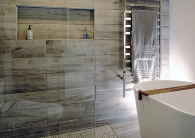 Salle de bain rénovée, douche à l'italienne avec tuiles de céramique imitation bois