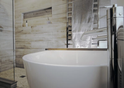 Salle de bain rénovée, bain autoportant au design moderne