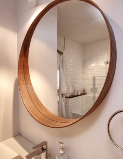 Nouvelle salle de bain, miroir de vanité rond avec contour en bois